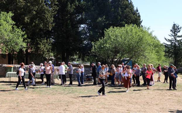 Vodice:Tradicionalni prvosvibanjski piknik u Rakitnici,spremanje divljeg zelja i pulente.