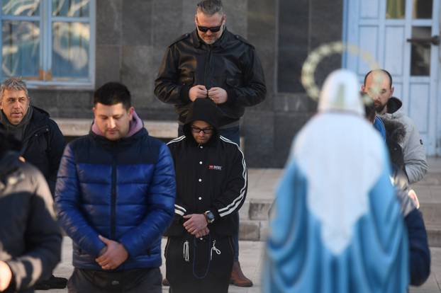 Muškarci mole krunicu u Šibeniku