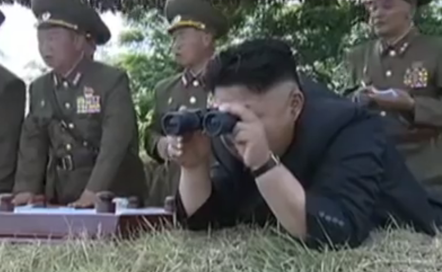 Bizarna propaganda: Kim Jong Un se smije, naređuje i pilotira