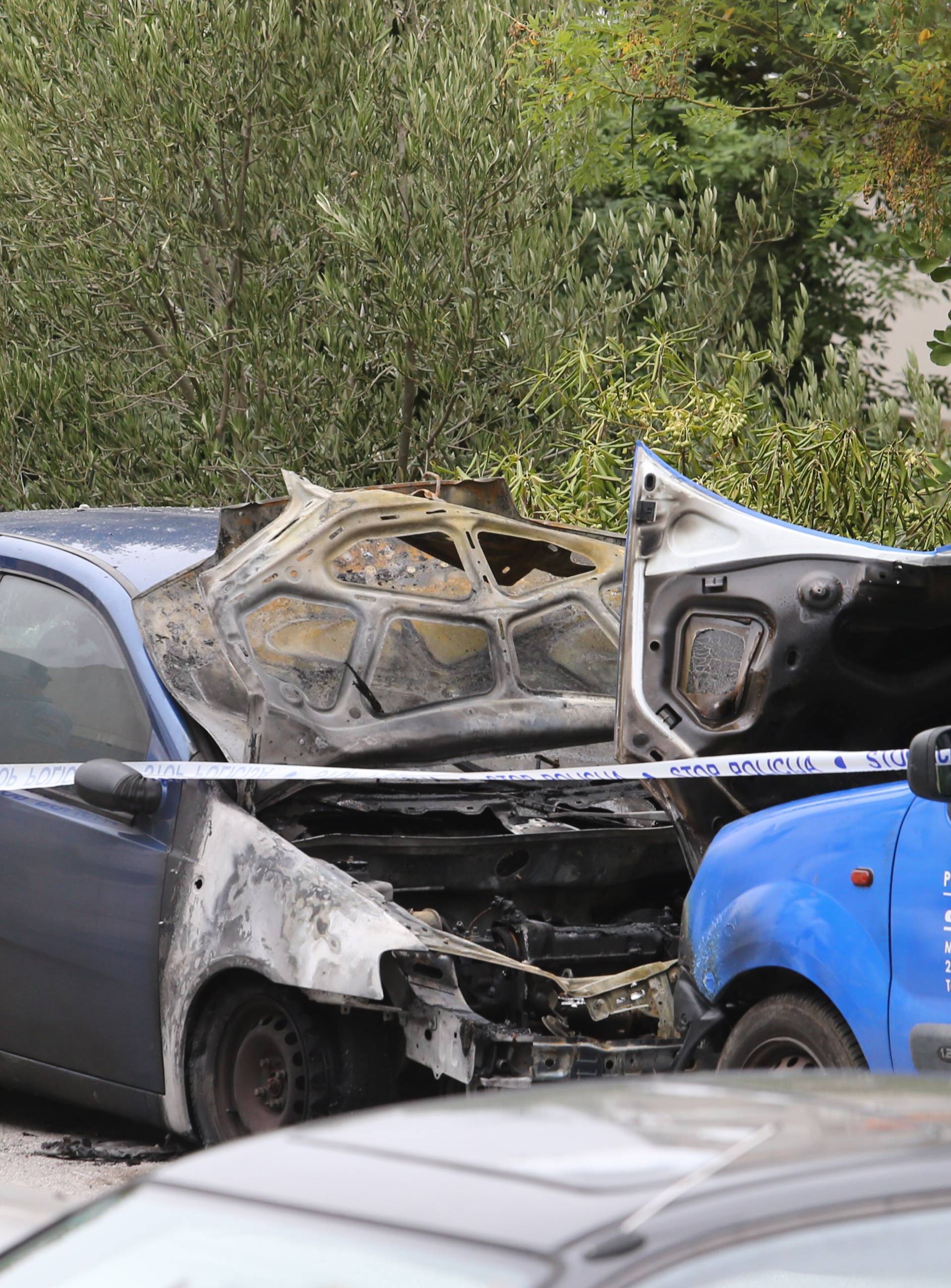 Jedan auto potpuno izgorio, drugi nagorio noćas u Splitu