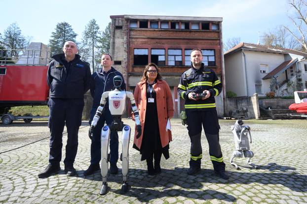 Zagreb: Demonstracija suradnje vatrogasne postrojbe i robotskog psa Unitree Go2 