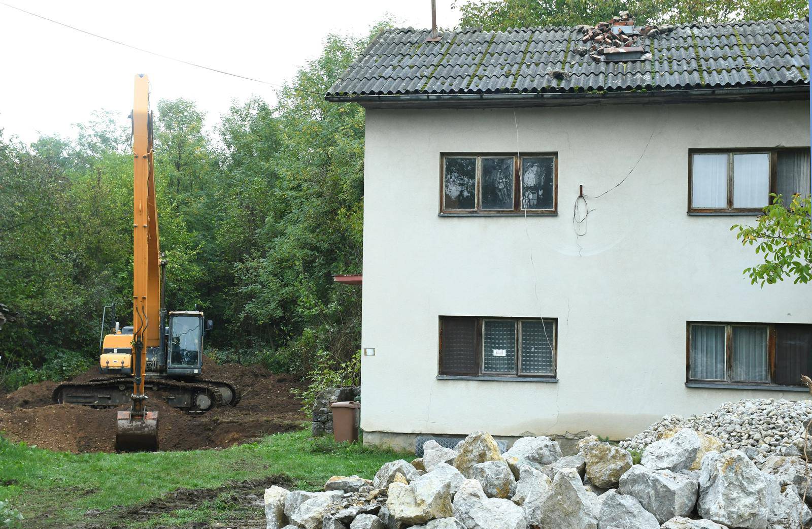 Započelo zatrpavanje rupa u Mečenčanima koje su nastale tijekom potresa