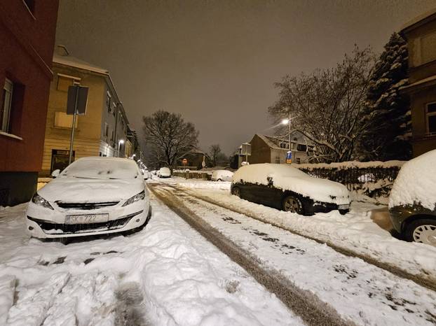 FOTO Zagreb zameten snijegom: 'Ponegdje na nogostupu i 15 cm snijega. Ljudi jedva prolaze!'
