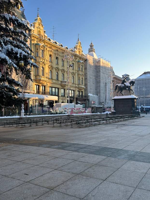 FOTO Hladno jutro u metropoli: Zubato sunce na -14 °C, radnici čiste snijeg, tek par prodavača..