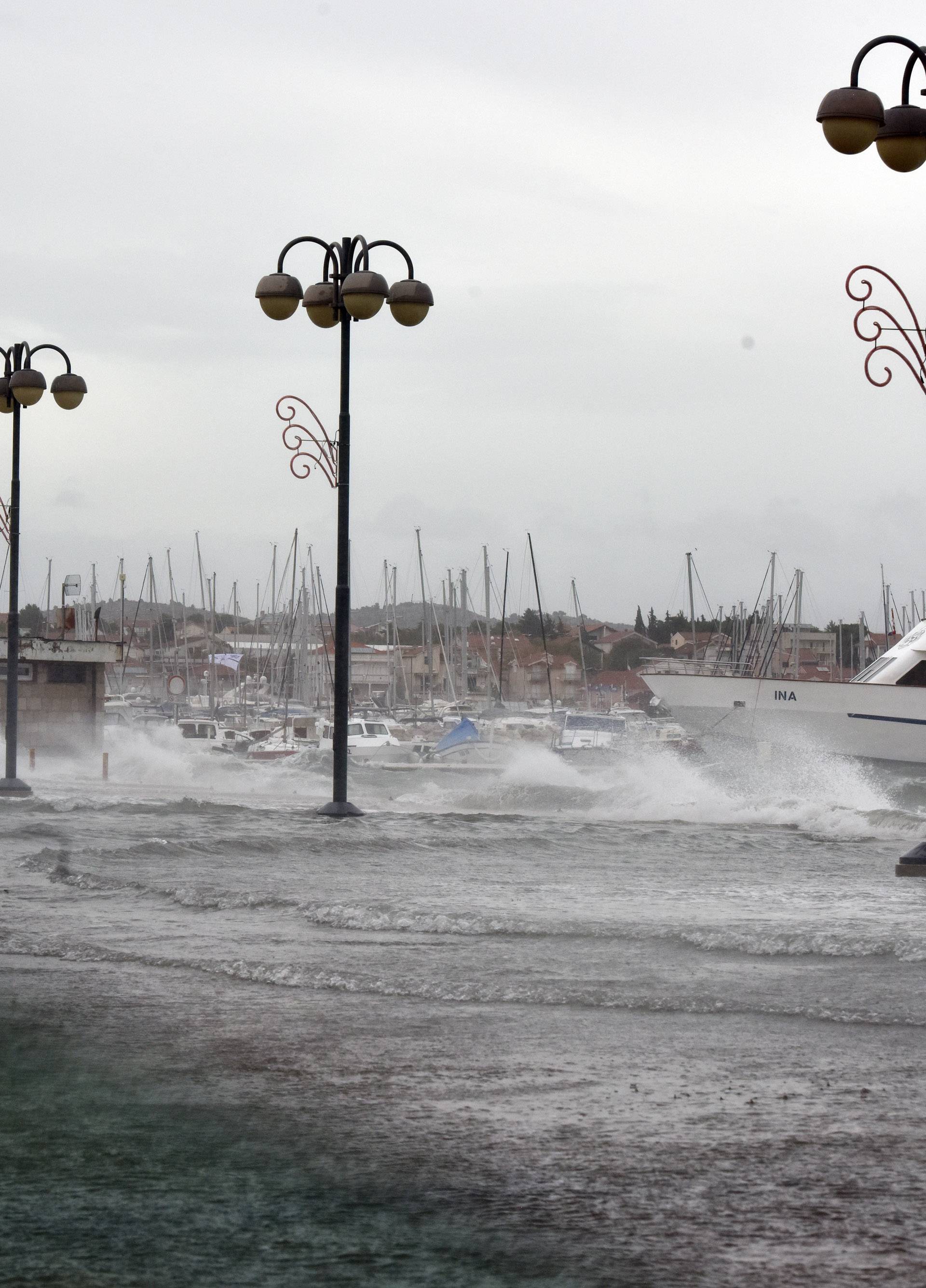 Hvar odsječen, more poplavilo ulice, u Splitu su uništeni auti
