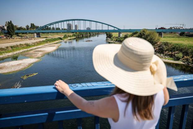 Zagreb: Nizak vodostaj rijeke Save, prije tri godine na istom mjestu bile poplave