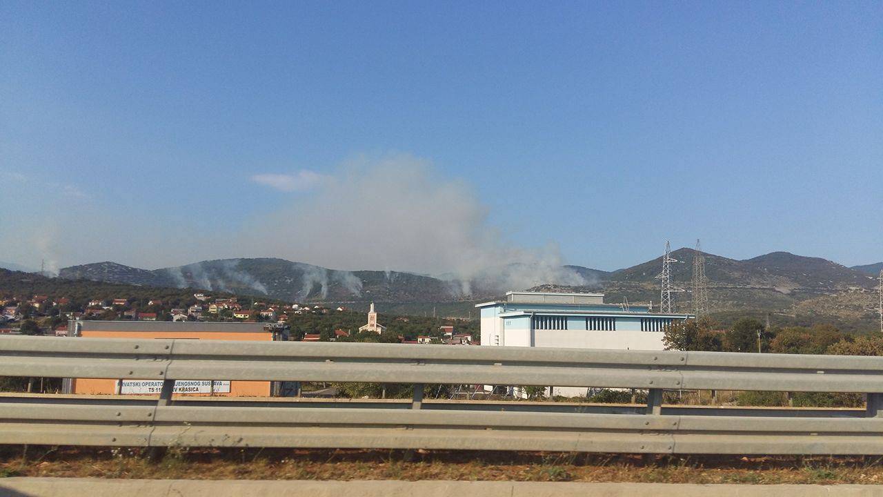 Zbog požara zatvoren je izlaz Oštrovica na autocesti A6