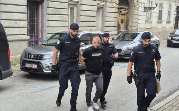 FOTO Pogledajte privođenje osumnjičenog za stravično ubojstvo u Slavonskom Brodu