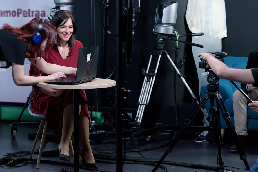 'Iduća školska godina bi mogla biti pola-pola:  I uživo i online'