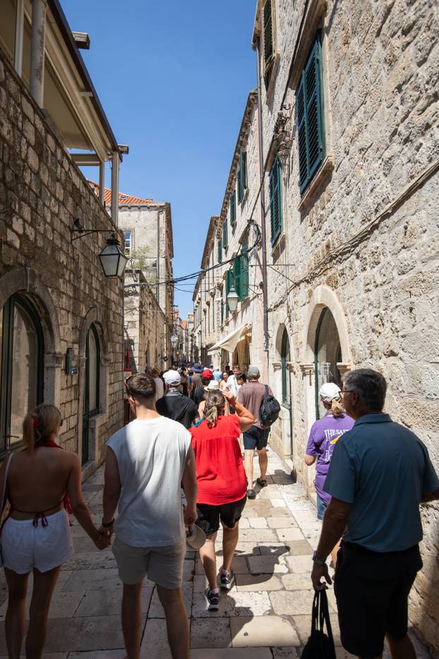 Dubrovnik pun turista unatoč toplinskom valu