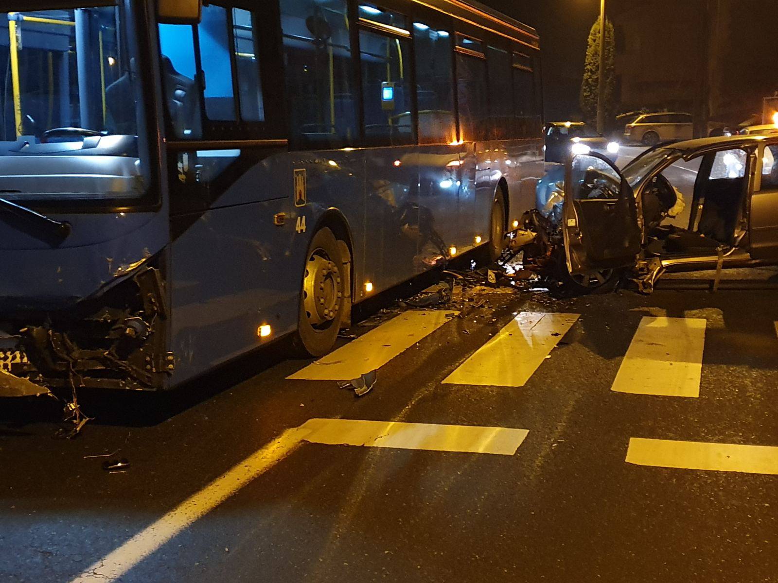 Sudarili se bus i auto: 'Djeca su vrištala i trčala iz autobusa'