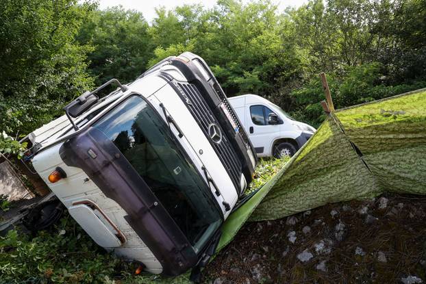 Jastrebarsko: Kamion probio ogradu kuće za odmor