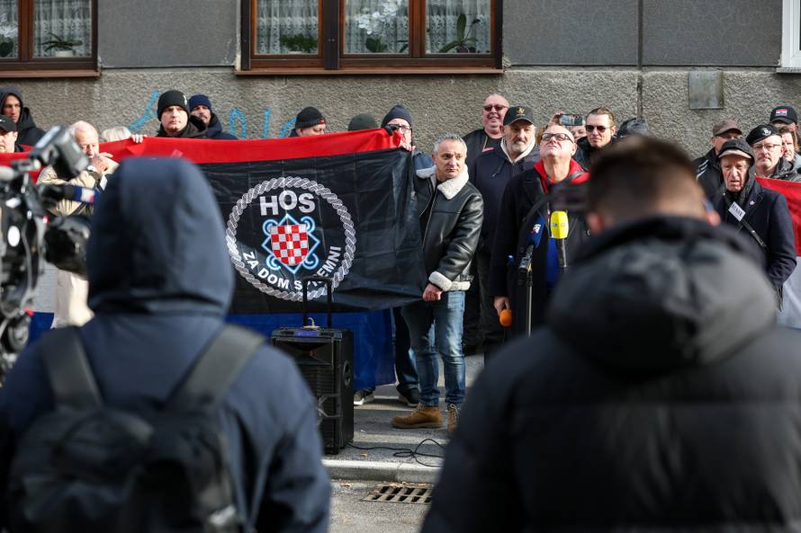 Prosvjednici  su stigli pred stan Tomislava Tomaševića i najavili  da će pjevati Thompsonove pjesme 