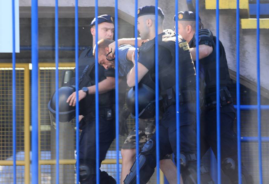 Policija privodi navijače na utakmici između Dinama i Hajduka