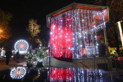 FOTO Advent u Karlovcu nikad nije bio sjajniji - panoramski kotač je pravi hit!