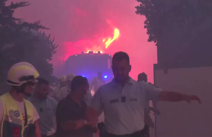 Stotine vatrogasaca na terenu  gasi šumski požar u Portugalu