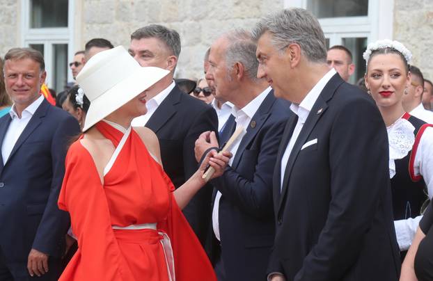 Sinj: Visoki drzavni uzvanici na prijemu u alkarskim dvorima povodom 310. Sinjske alke