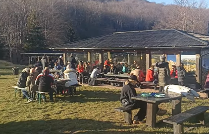 Snijega ni na vidiku: Turisti na planinama u BiH ne mogu još skijati, ali uživaju u roštiljanju