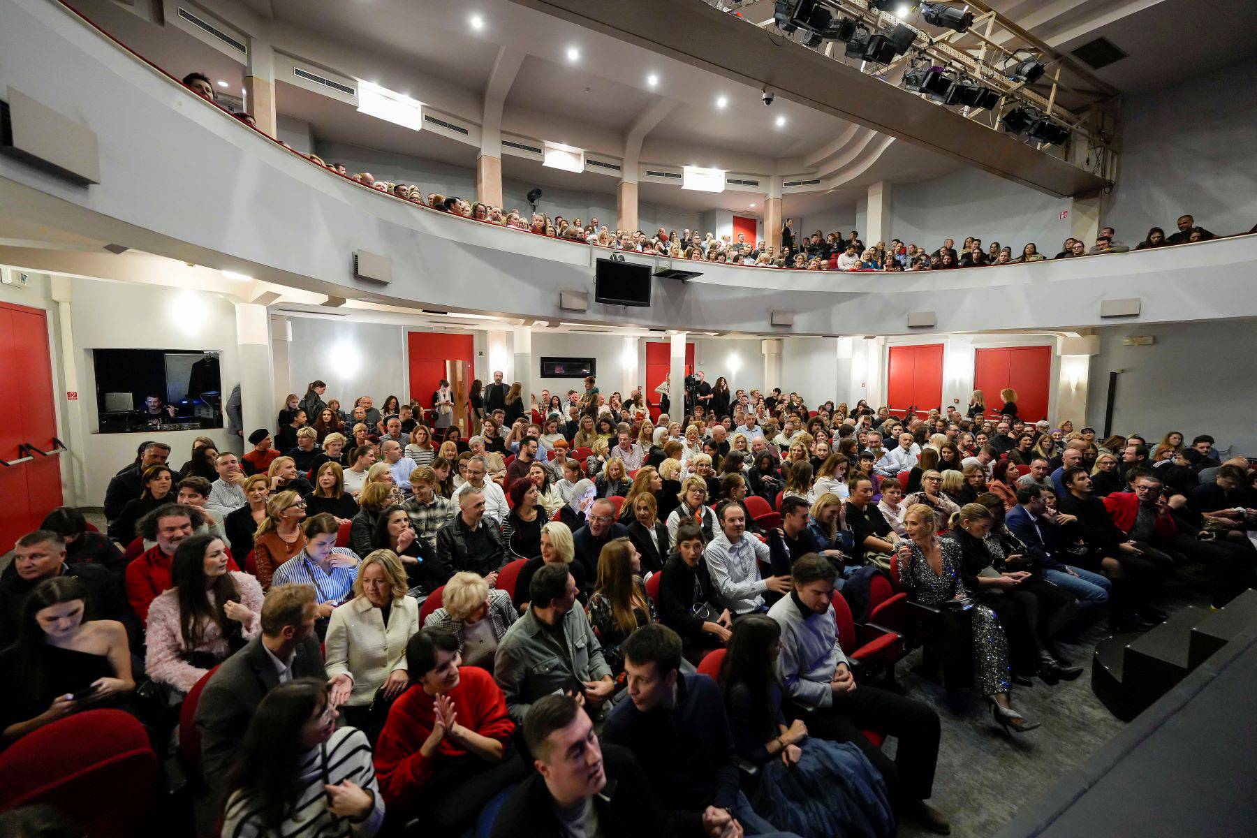 Premijera kazališne komedije „Prekid preko veze“ ovacijama ispunila kazalište Kerempuh