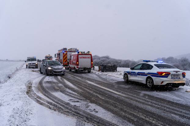 Otočac: Vatrogasci izvukli osobu koja je teretnim vozilom sletjela s ceste