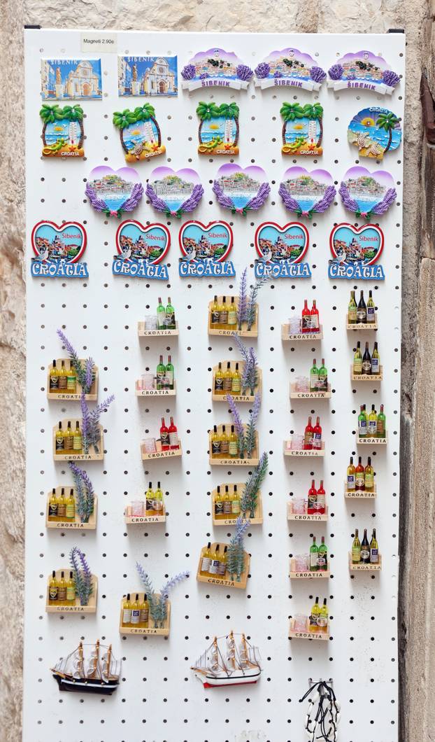 Šibenik: Ponuda suvenira u suvenirnici