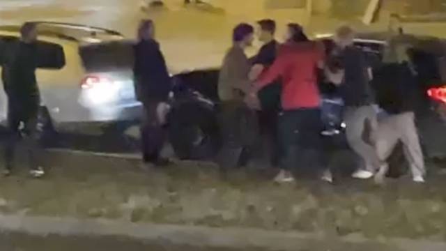 VIDEO Tučnjava na cesti: Trojica muškaraca se potukla nakon koncerta Ace Pejovića u Areni