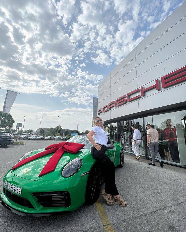 Snježana Mehun štiklom gazi  zeleni Porsche od 385 konja: 'Brza vožnja je za trkaće staze'