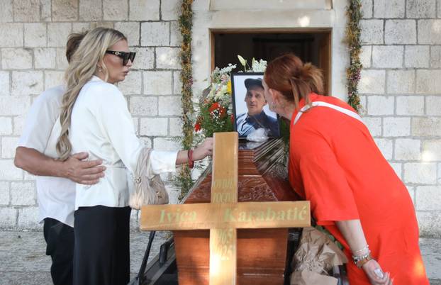 Rogoznica:Posljednji ispraæaj Ivice Karabatiæa, oca Ave Karabatiæ. 