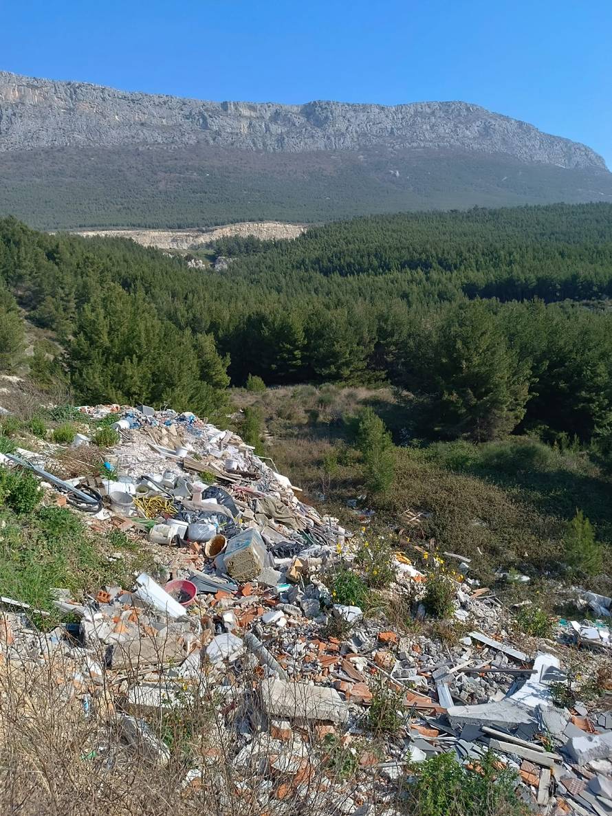 Uhićena dva muškarca: Deponij stigao do ruba kanjona, otpad zakopali i posadili masline?