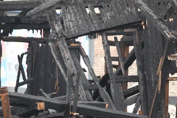 Osijek: Očevid jučerašnjeg požara na barakama uz prugu