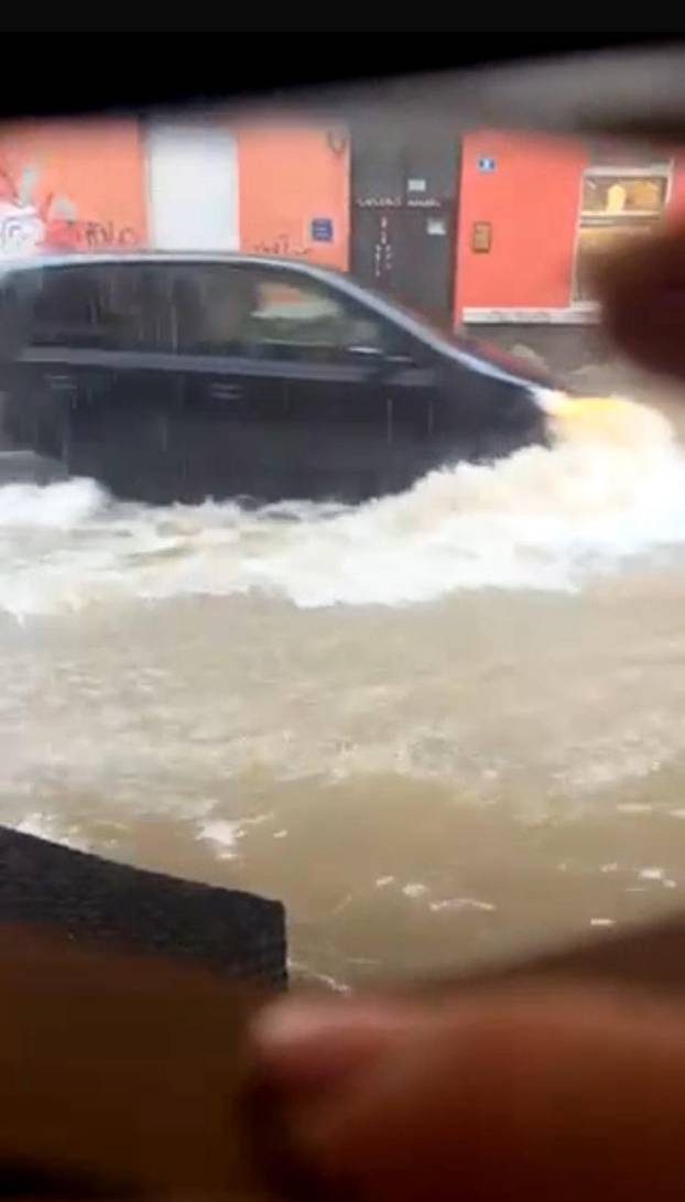 FOTO Oluja je potopila Rijeku jučer! Danas novo nevrijeme. Tri regije su u narančastom alarmu