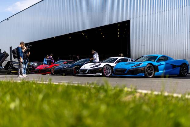Rimac Nevere parkirane ispred Rimac kampusa u Kerestincu povodom Trilblazers Toura