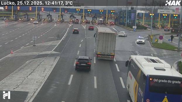 FOTO Pogledajte kakvo je stanje na cestama u Hrvatskoj: Snijeg u Lici, sunce 'provirilo' na jugu