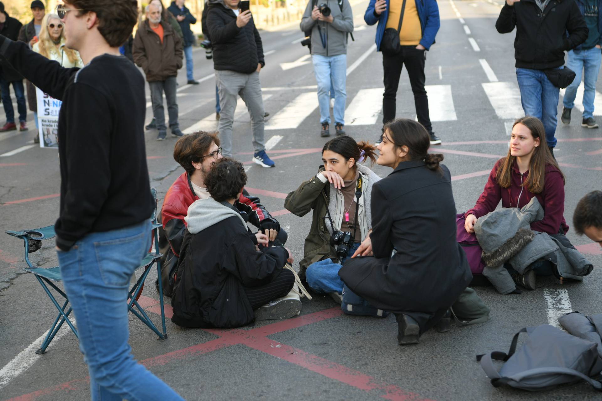 Beograd: Studenti započeli 24-satnu blokadu zbog navodne krađe glasova na izborima  