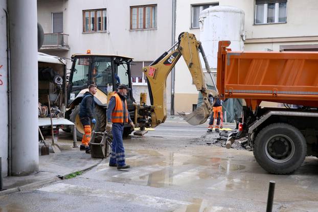Zagreb: Rano jutros uz tržnicu Kvatrić došlo je do puknuća vodovodne cijevi