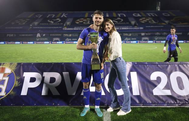 Nogometaši Dinama ponosno pozirali sa svojim obiteljima 