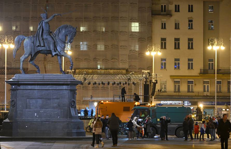 Zagreb: Djelatnici Čistoće čiste trg nakon dočeka rukometaša