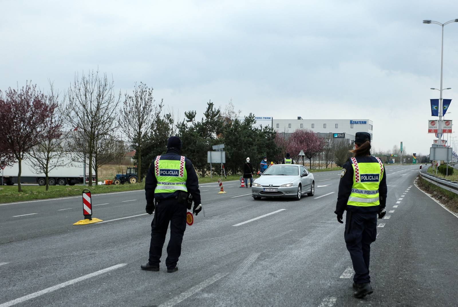 Zagreb: Policija na Jadranskoj aveniji provjerava propusnice i kršenje samoizolacije