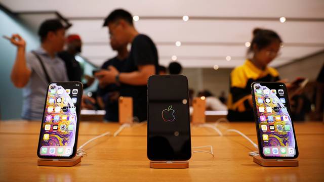 The iPhone XS and iPhone XS Max are displayed at the Apple Store in Singapore