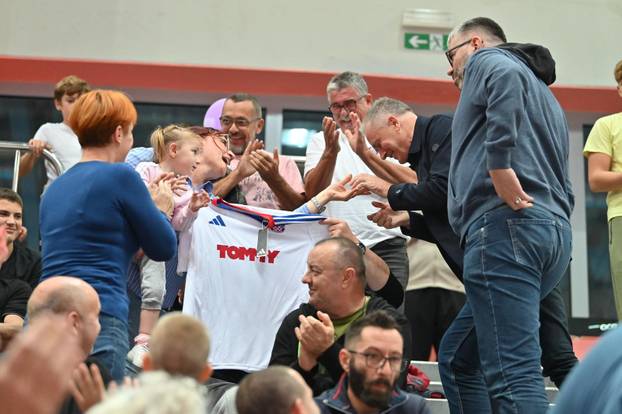 Makarska: Predsjednik Hajduka Ivan Bilić darovao dres gledatelju na utakmici između Novog Vremena i Prištine