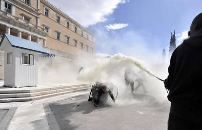 Grčka: Sukub prosvjednika i policije dosegao vrhunac