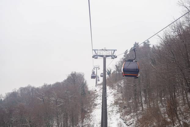 Zagreb: Pogled iz žičare na Sljeme prekriveno snijegom