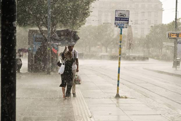 Najavljeno nevrijeme stiglo u Zagreb