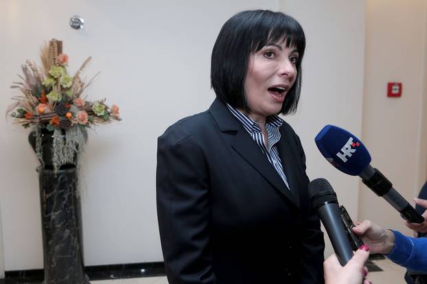 Zagreb: Marina Lovri&cacute; Merzel dala izjavu novinarima prije po&ccaron;etka sjednice Sabora RH