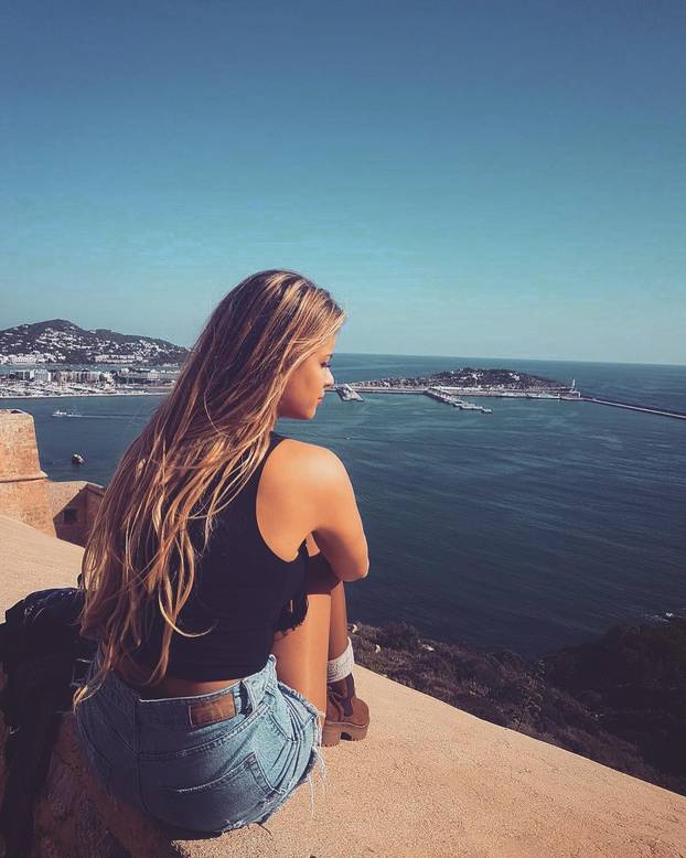 FOTO Paklena je za volanom, a tek kad skine gaćice i grudnjak