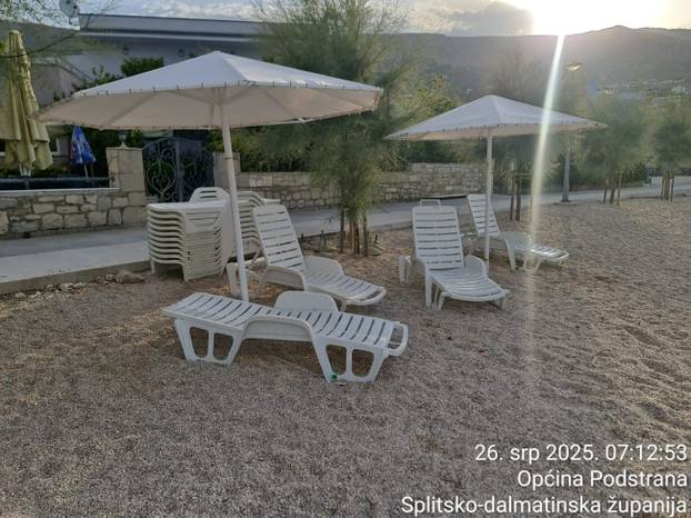 Nema rezervacije! Komunalni redari 'počistili' su jutros svih 6 kilometara plaže u Podstrani