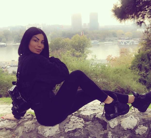 FOTO Sudionici reality showa na dvorištu pukao silikon stražnjice