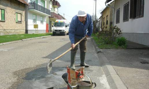 On je heroj ulice: Đuro već pet godina sam krpa rupe na cesti 