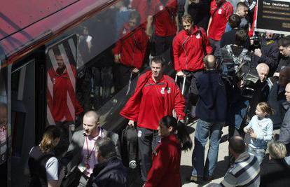 Srbina Milana klupski bus 'redsa' ostavio na stadionu
