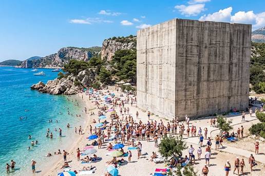 FOTO Betonska grdosija nasred rajske pla&zcaron;e u Hrvatskoj: 'To je najbolji prizor apartmanizacije'